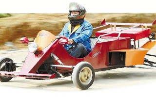 松陽(yáng)男子6個(gè)月閉門(mén)造車(chē) 摩托車(chē)變身山寨F1(圖)